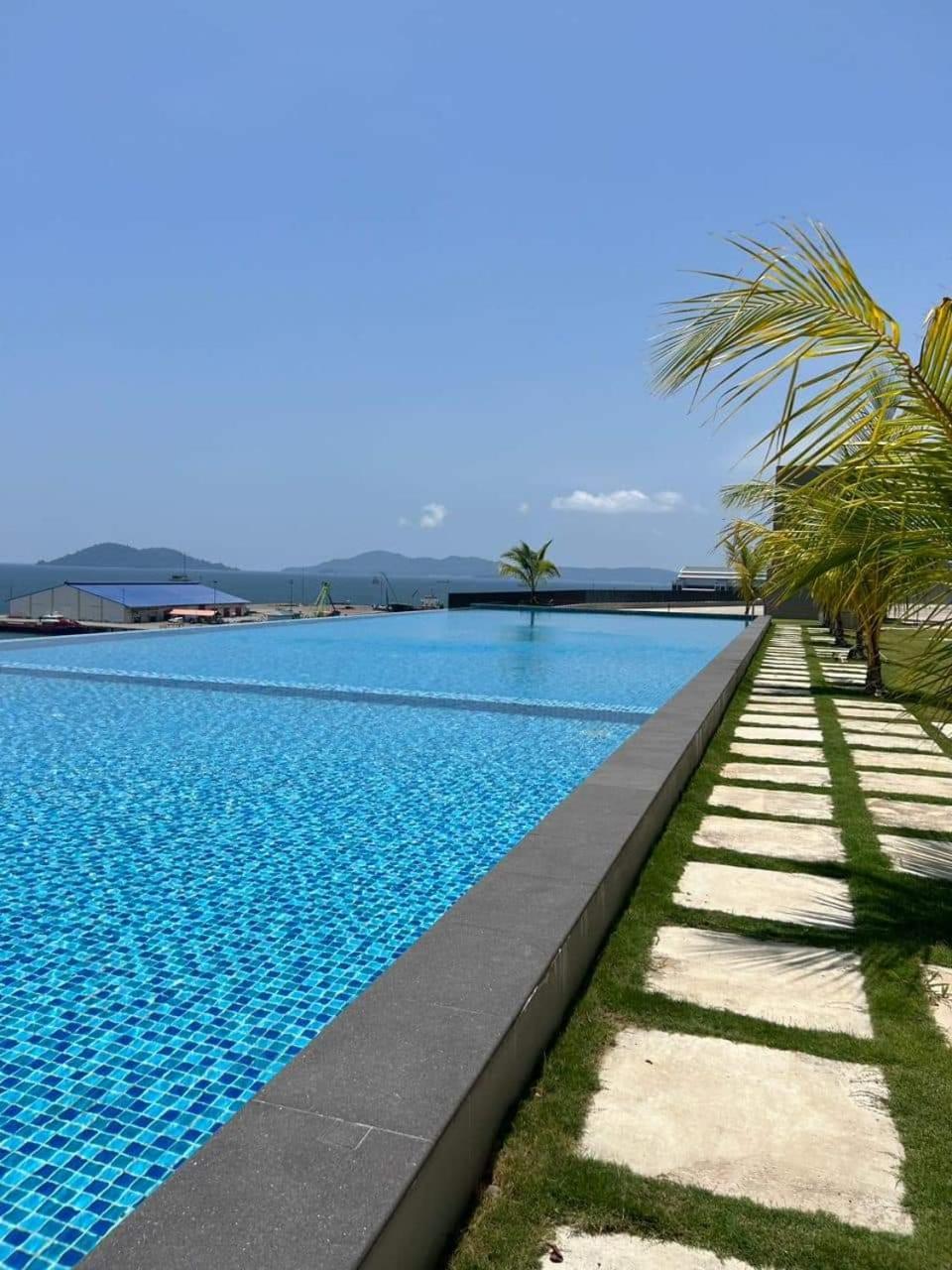 Jesselton Quay Sea View Hotel Kota Kinabalu Exterior photo